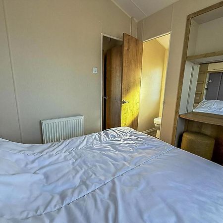 Lovely 6 Berth Caravan At Suffolk Sands Holiday Park Ref 45010Mv Филикстоу Экстерьер фото