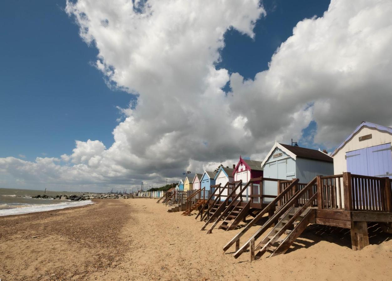Lovely 6 Berth Caravan At Suffolk Sands Holiday Park Ref 45010Mv Филикстоу Экстерьер фото