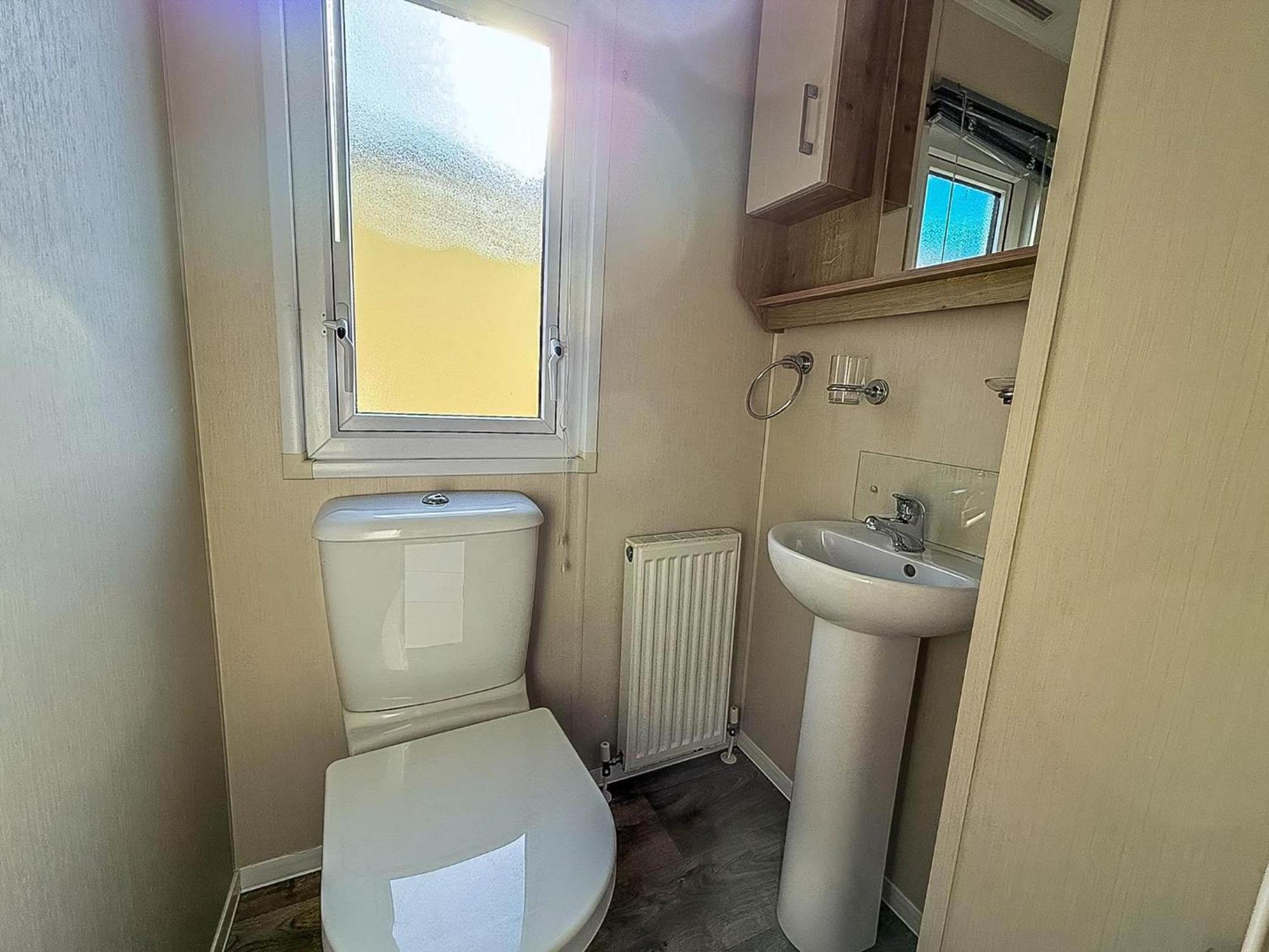 Lovely 6 Berth Caravan At Suffolk Sands Holiday Park Ref 45010Mv Филикстоу Экстерьер фото