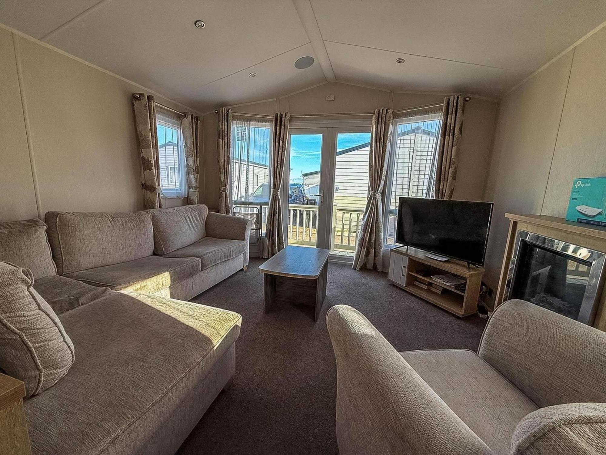 Lovely 6 Berth Caravan At Suffolk Sands Holiday Park Ref 45010Mv Филикстоу Экстерьер фото