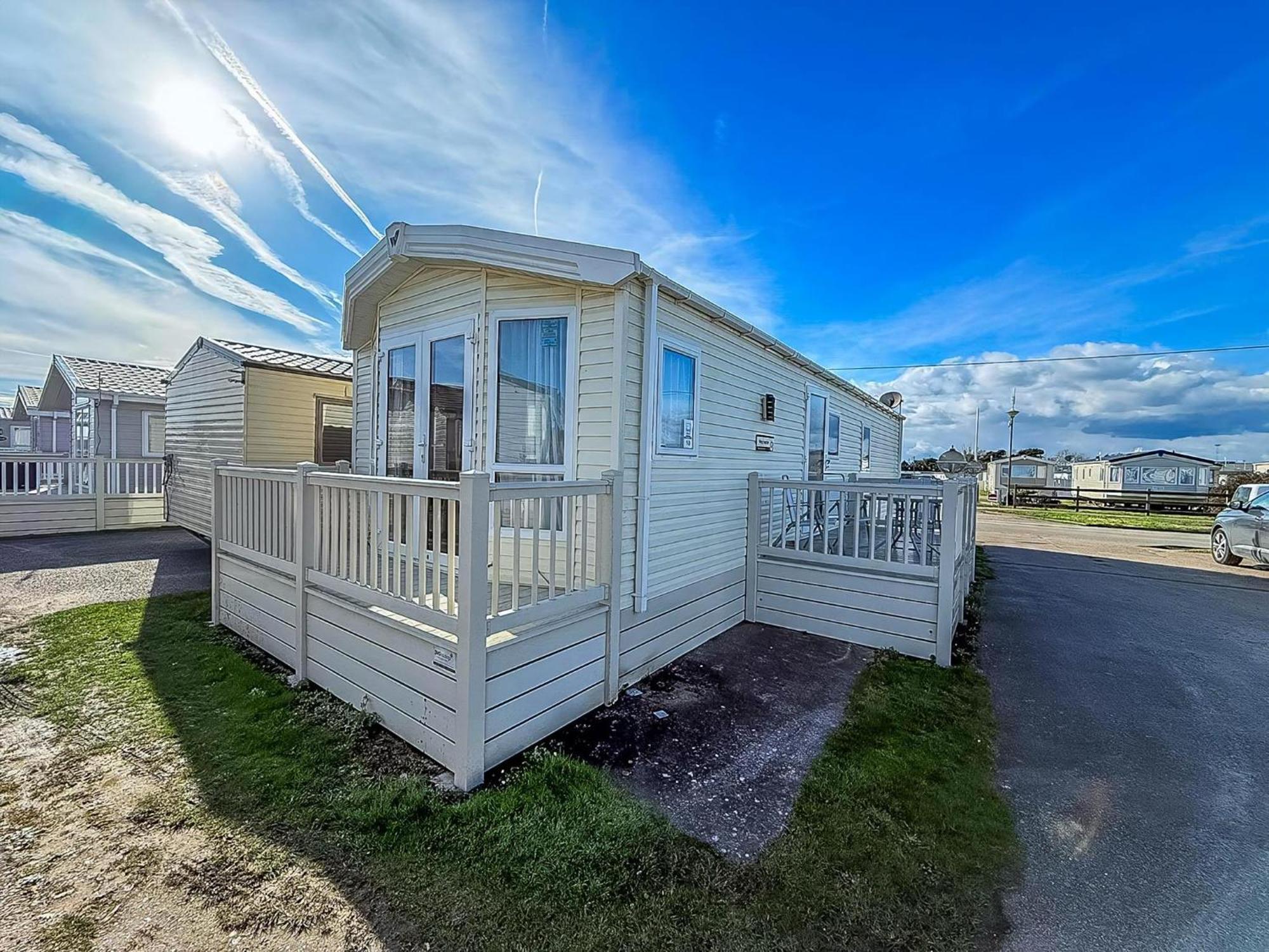 Lovely 6 Berth Caravan At Suffolk Sands Holiday Park Ref 45010Mv Филикстоу Экстерьер фото